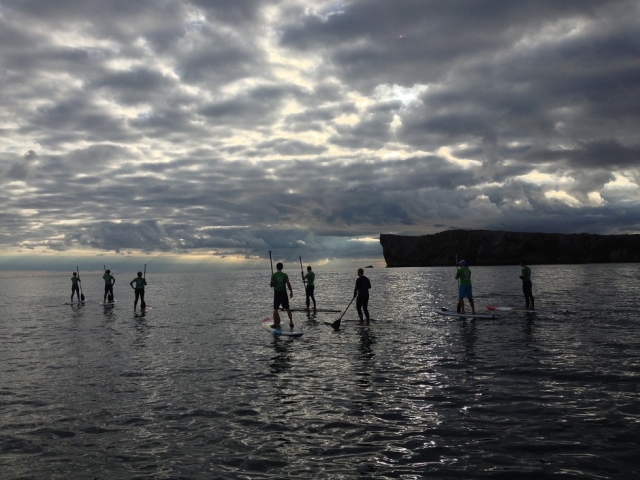  Sup mit dem Himmel bedeckt mit Wolken 